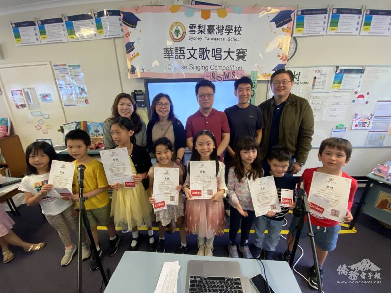 雪梨臺灣學校華語歌唱比賽各組參賽者表現亮眼 (後排由左至右江佳慧、劉碧珍、徐金禮)、林挺瑞(右1)