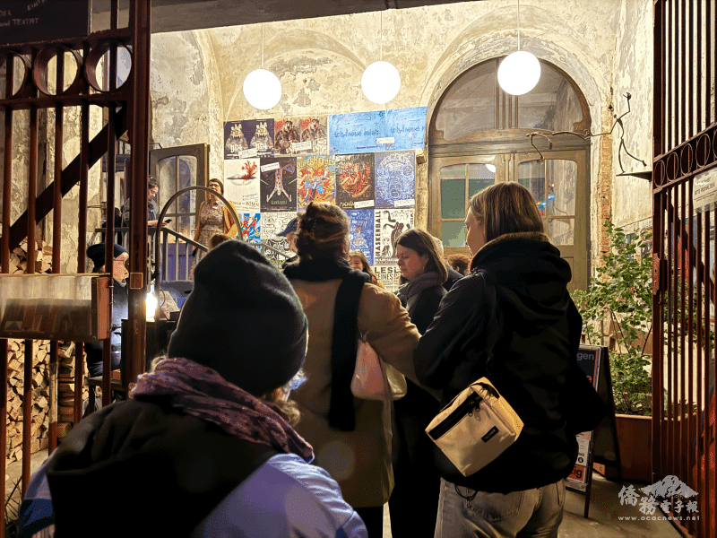 等待參與朗讀會的人潮