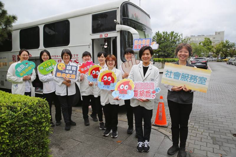 花蓮慈濟醫院1日號召全院員工與民眾挽袖捐熱血，以有意義方式慶祝4月2日「社工日」，一起為社會貢獻自己的力量。（花蓮慈濟醫院提供）