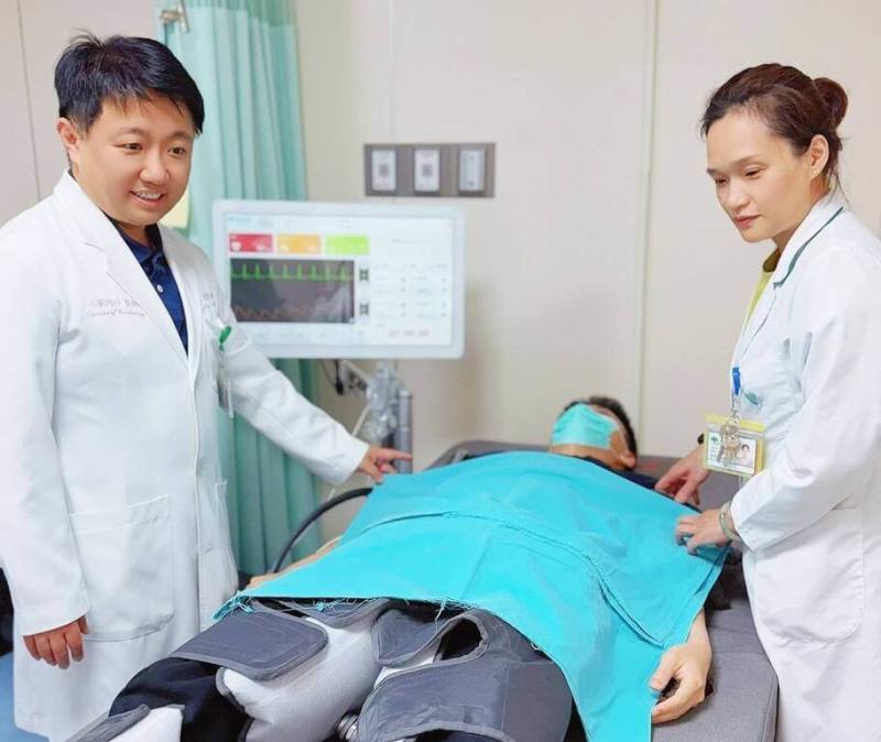 阮綜合醫院心臟內科主任林韋丞（左）說明，透過良好的生活習慣調整，並配合藥物治療能有效控制三高。EECP智慧型體外反搏療法，是一種非侵入性的心臟輔助治療，可與藥物互相搭配。（阮綜合醫院提供）