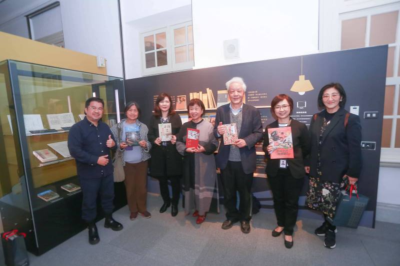 與會貴賓於當代文學改編書牆合影