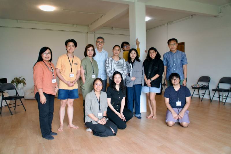 文化部駐泰國文化組桂業勤組長（後排左4）、泰國B-Floor劇場成員Dujdao_Vadhanapakorn（後排左5）、策展人周妤衡（後排右3）及工作坊參與者等合影