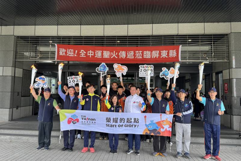 114年全國中等學校運動會聖火本島傳遞從台南開始，將逆時針繞行全台一周，31日正式展開首日行程，屏東站由屏東縣政府教育處長楊英雪（前左4）代表迎火。（台南市政府提供）