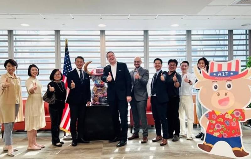 美國在台協會高雄分處團隊近日與美國聯合航空人員會面。美國在台協會高雄分處表示，美國聯合航空計畫從7月起營運高雄航線。（美國在台協會高雄分處提供）