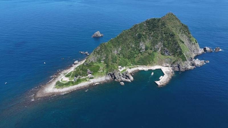 基隆市政府產業發展處表示，經過5個月休養期，基隆嶼（圖）從4月1日起至10月31日開放登島，每日限1200名遊客，歡迎民眾登島欣賞海天一色美景。（基隆市政府提供）
