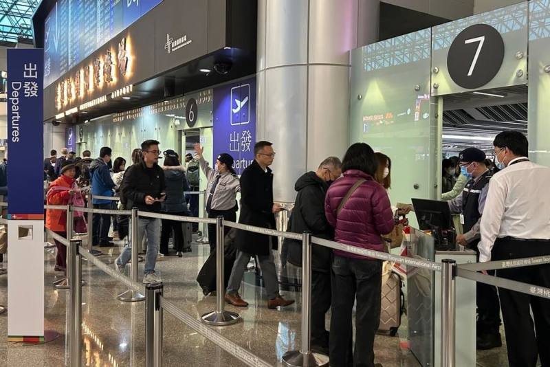 清明連假4月3日展開，桃園國際機場公司表示，首日就是出境高峰，預估旅運量14.5萬人次，提醒旅客留意安檢等規定，可先取出筆電、脫掉外套、帽子及皮帶等。（桃園國際機場公司提供）