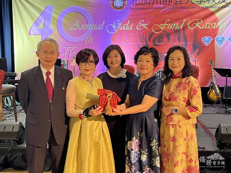 會長交接；(左起)駐舊金山辦事處處長賴銘棋、北加州靜宜大學校友會滿任會長黃安利、靜宜大學校長林思伶、北加州靜宜大學校友會新任會長張美鈴及靜宜校友會總會長沈宜玲