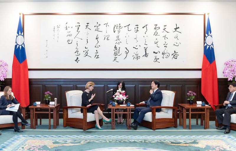 President Lai exchanges views with BOT Representative Bradley-Jones.