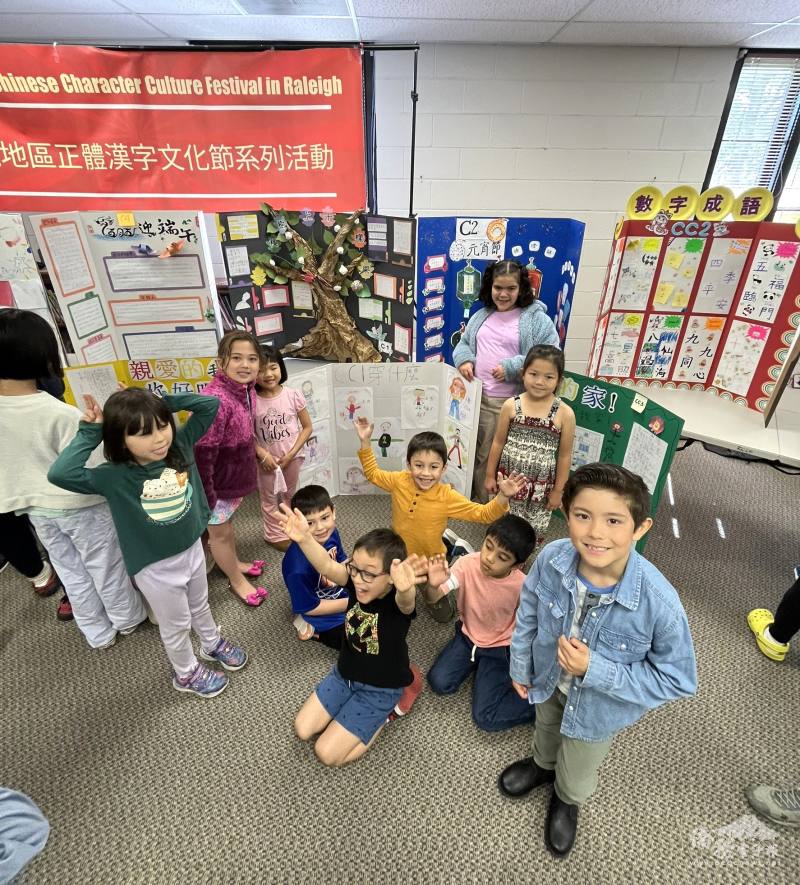 拼音班一年級學生們前往觀摩學長姐們的海報