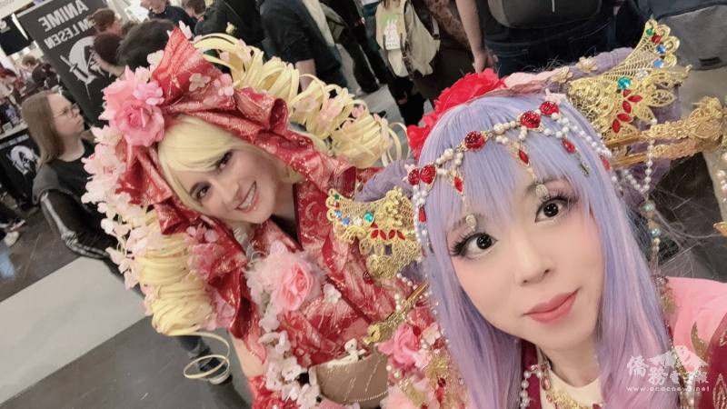德國Cosplayer Uriel（烏麗爾。左）打扮成陳漢玲作品《極道甜心》的女主角，與打扮成《潘朵拉的禁忌之吻》女主角的陳漢玲（右）本人合照