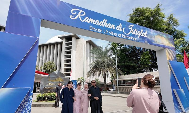 印尼穆斯林開心迎接開齋節，有民眾赴伊斯蒂柯拉清真寺禱告後，與家人朋友一同合影