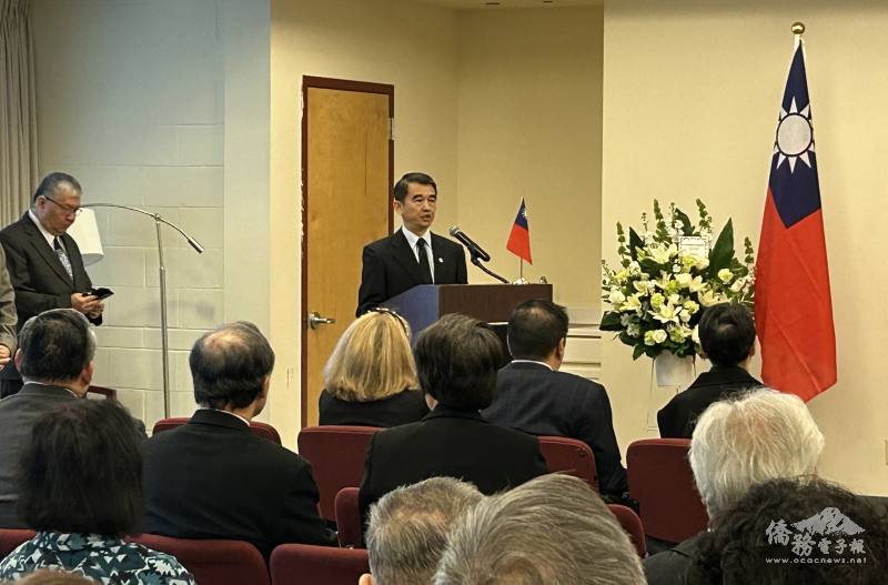 駐美代表處退伍軍人事務組組長劉慶元宣讀退輔會主委嚴上將的唁電