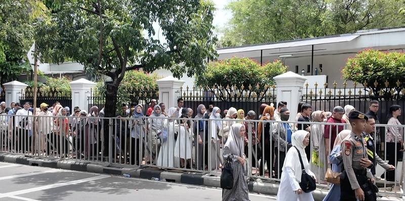 印尼總統府舉行「開放日」供民眾入內參觀，許多人一大早就在總統府前排隊，隊伍綿延數百公尺