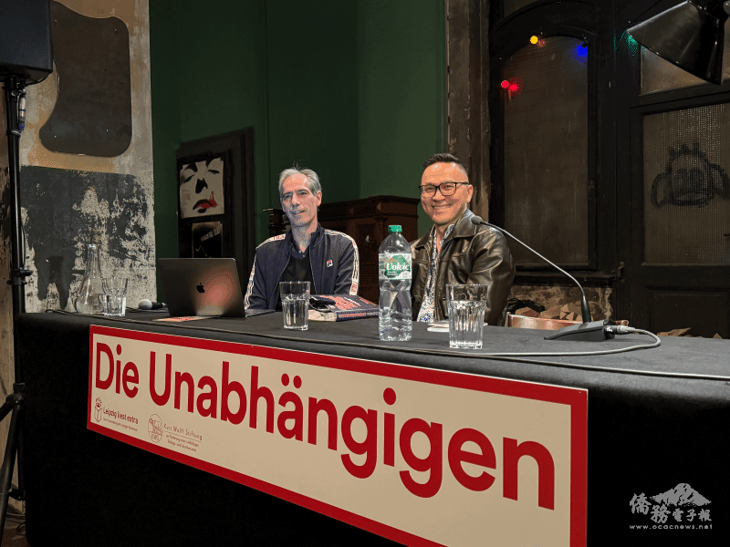旅德作家陳思宏（右）與主持人尤根．施肯（左）在朗讀會前合影