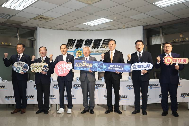 警政署長張榮興（中）1日在台北出席「公私協力2.0挹注百斬計畫獎5萬 刑事局號召全民斬車手」記者會，與刑事局長周幼偉（右3）、愛爾麗集團董事長常如山（左3）宣誓打詐決心。