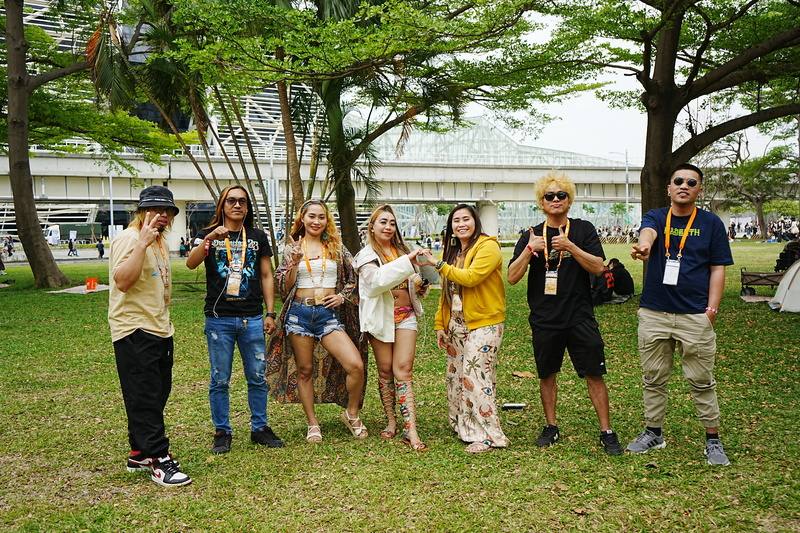 雷鬼樂團Guhit Band站上2025大港開唱舞台，成為首支登上此音樂祭的菲律賓移工樂團。樂團成員包含安卓（Andrew）（左起）、杰飛（Jeff）、裘美（Kaye）、雪倫（MJ）、習娜（Shienna）、阿曼（Aman）、保羅（Pao）