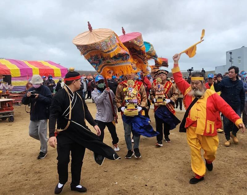 駐蹕湖東聖帝廟的斐、夏、龐三府千歲返天繳旨，廟方打造「天輝號」千秋寶艦，1日在宮廟與信眾完成添載之後，再一次展開全村的遶境大典，以「遊天河」方式進行昇天化吉大典