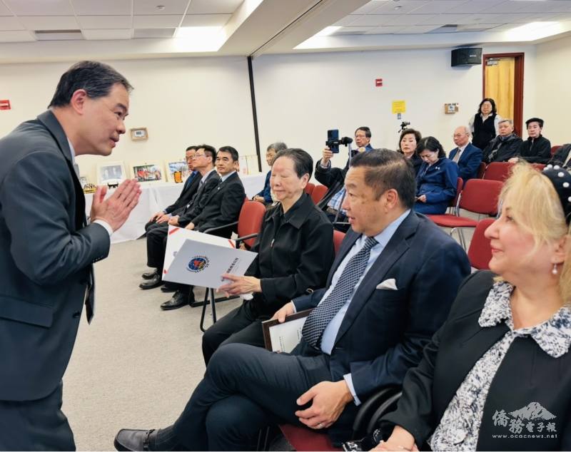 文教中心主任黃正杰向家屬致哀並轉致僑委會委員長徐佳青感謝狀