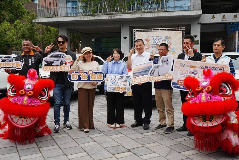 屏東縣政府推出「恆春旅遊購GO節」活動促進觀光，屏東縣長周春米（右5）1日出席啟動記者會宣傳