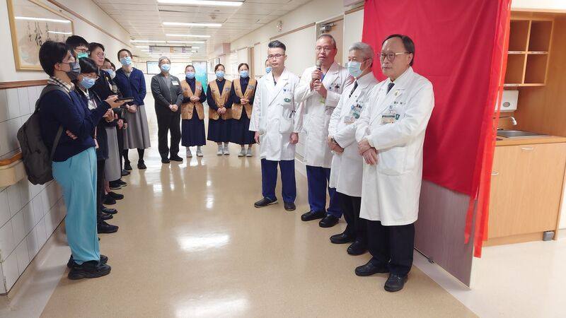 大林慈濟醫院1日成立心血管加護病房，由大林慈濟醫院院長賴寧生（右1）、副院長陳金城（右2）、心臟血管外科主任張兼華（右3）、心血管加護病房主任許永亨（右4）等一同揭幕