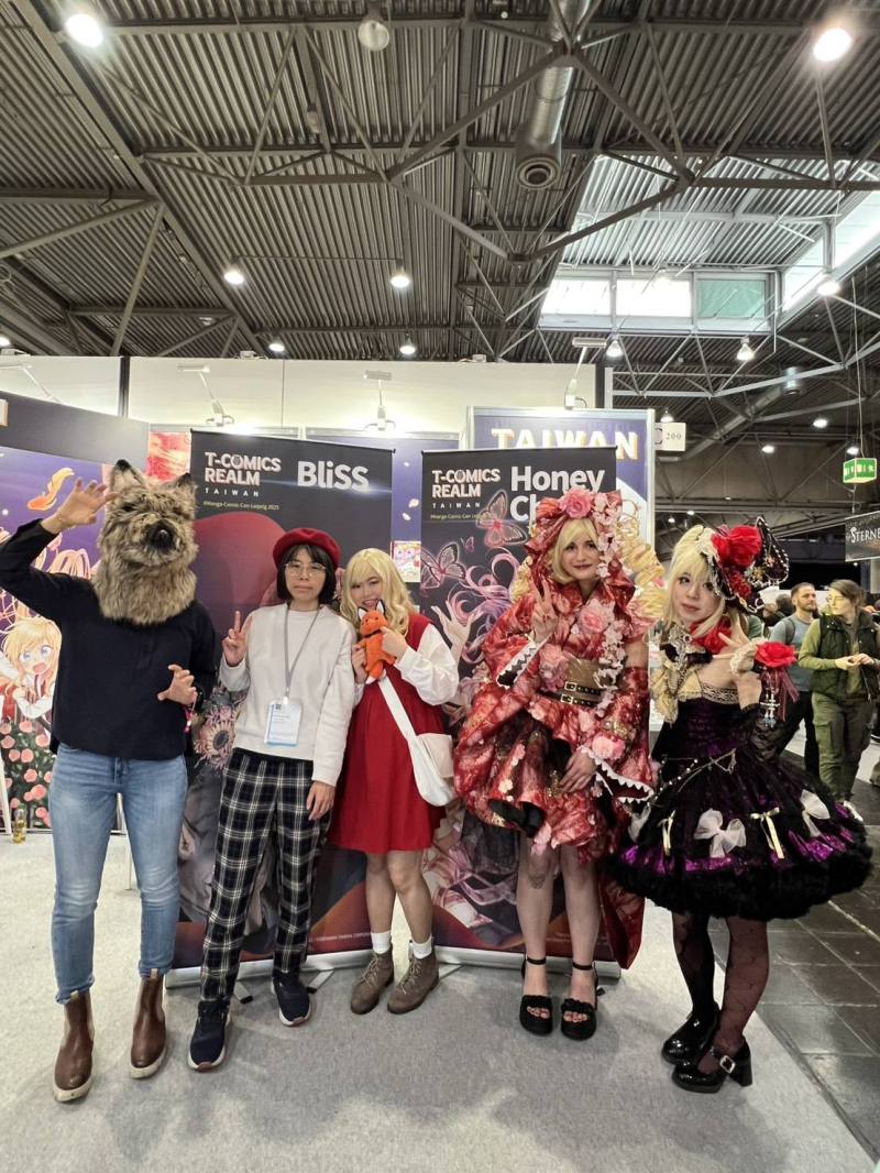 漫畫家陳漢玲（右一）、布里斯（左二）與作品Coser合影（駐德文化組提供）