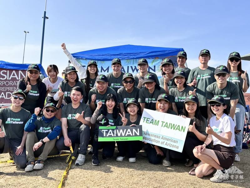 亞利桑納州臺灣同鄉會會長顏玉屏(後排左一)、僑務委員吳玟瑞(後排左三)、龍舟隊隊長李宛庭(前排右一)與臺灣隊全隊合影