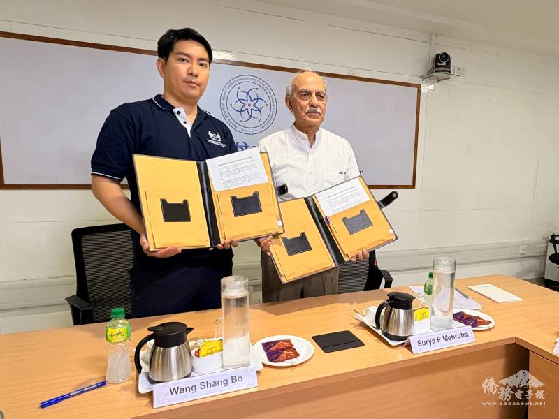 馬哈拉斯特拉州西區臺灣商會秘書長汪尚柏（左）與IITGN院長代表S. P. Mehrotra簽署合作備忘錄