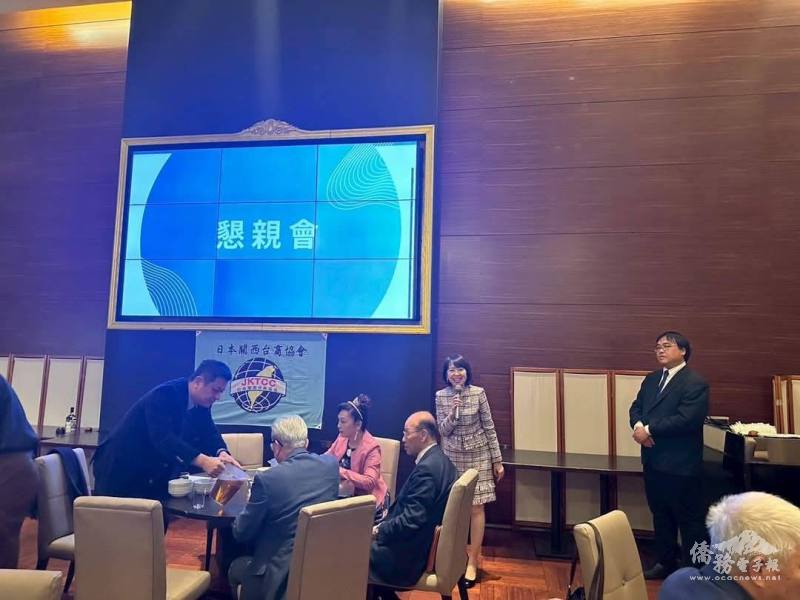 日本關西臺商協會會長中西美姬(右二)致詞