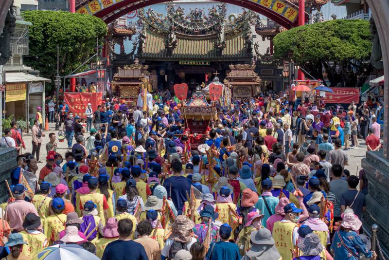 台南市學甲慈濟宮將於5日舉辦國家重要民俗「學甲上白礁」祭典，預計有近200組藝閣及文武陣頭參與遶境活動。圖為往年活動盛況。（慈濟宮提供）