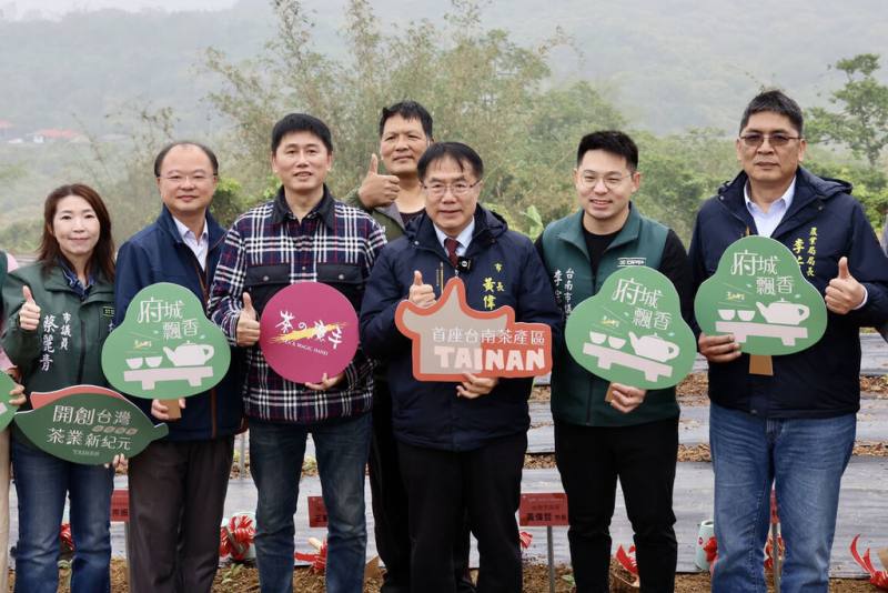 手搖飲業者在台南市東山區建置自有茶區，將成為台南首處茶產區，台南市長黃偉哲（右3）等人2日出席產區啟用儀式。（台南市政府提供）