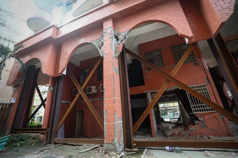 被貼紅單、已判定將拆除的馥邑京華大樓，住戶爭取及多次協調，最終將由國土署支援拆除經費並代辦工程進行，拆除前擔憂大樓倒塌，花蓮縣政府委託結構技師、建築師評估後加上鋼構支柱