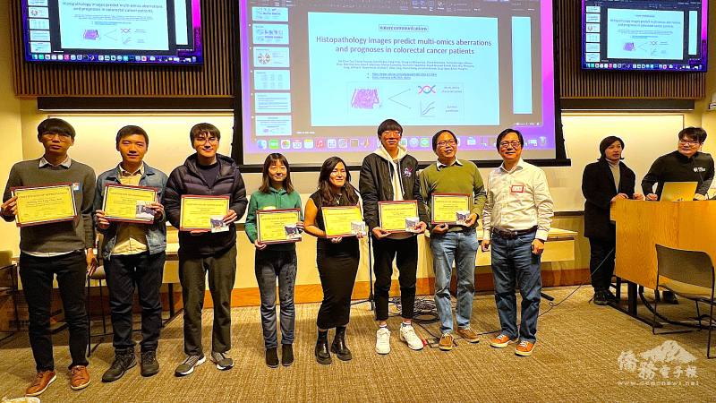 駐波士頓辦事處組長蔡孟勳(右三)頒發感謝狀給哈佛大學和麻省理工學院合作的「學術白話文」系列講者