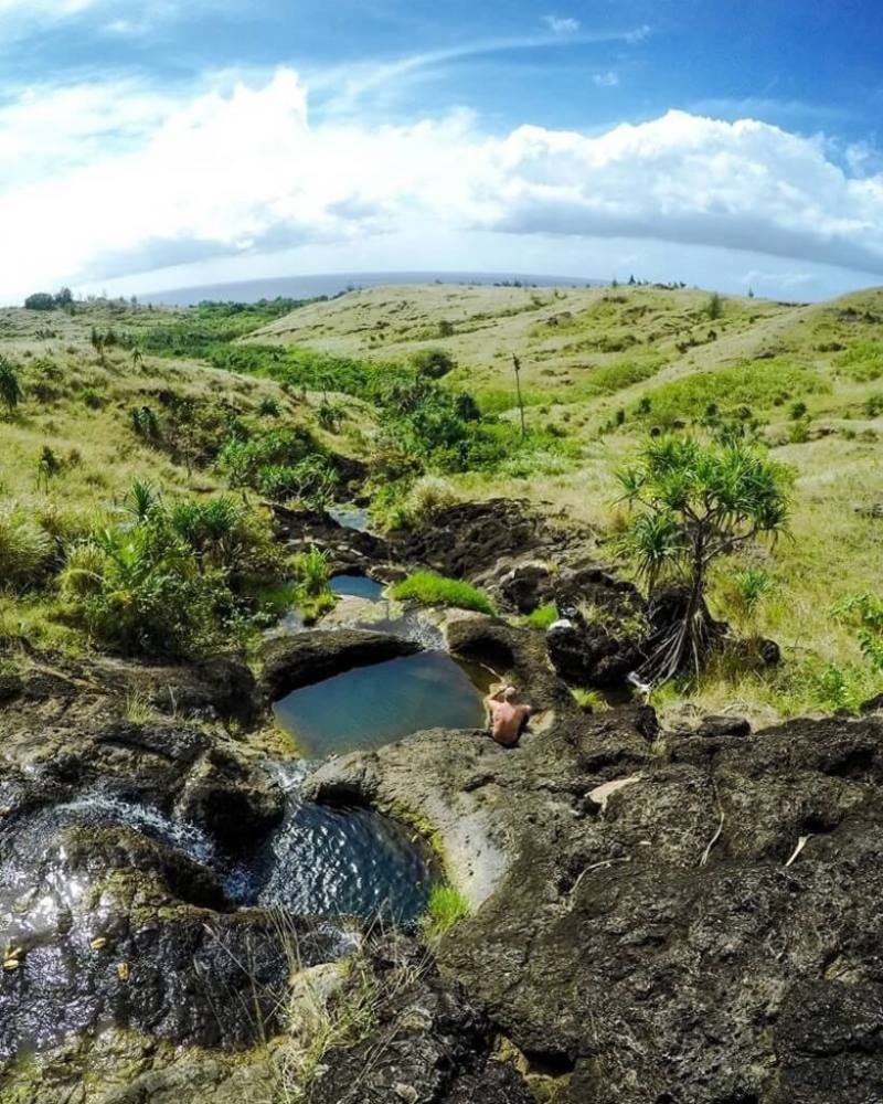 聯合航空台北-關島航線2日首航，每週2班。關島觀光局推薦一處私房景點「隱秘神池」，曾是17世紀牧師沐浴的地方，由8個不同大小的無邊際池串起，通往神池的小徑寬闊易走，穿過靜謐的大草原，在群山環繞中可遠眺大海。（關島觀光局提供）
