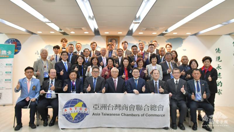 亞洲臺灣商會聯合總會回國訪問團與僑務委員會副委員長張良民合影