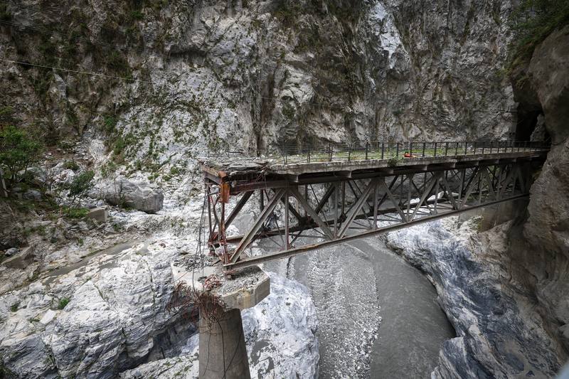 0403地震重創花蓮太魯閣國家公園，圖為中橫公路176.5公里處遭地震及風災毀損的流芳橋舊橋