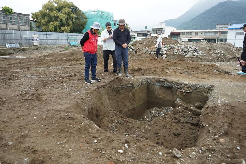 花蓮縣新城鄉戶政事務所及警消合署辦公大樓新建工地發現花岡山文化及大坌坑文化層，保存完整，無黨籍花蓮縣議員楊華美（左）2日邀集相關單位會勘。