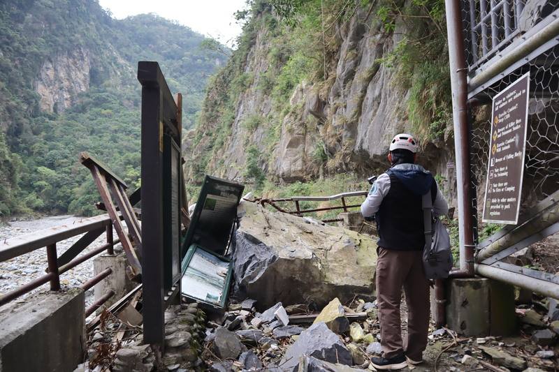 砂卡礑步道是太魯閣災情慘重區域之一，0403地震中有多處土石大規模崩落，8名遊客在此喪生。圖為砂卡礑步道入口處解說牌，被落石擊得東倒西歪，太管處解說員到場紀錄