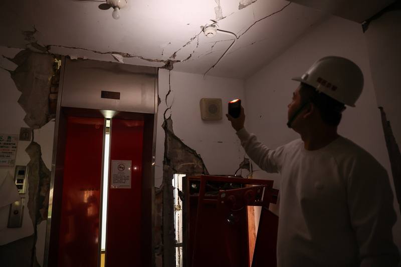 花蓮馥邑京華大樓地震災損嚴重待拆除，管理委員會監委黃展宏帶記者看大樓內的裂痕