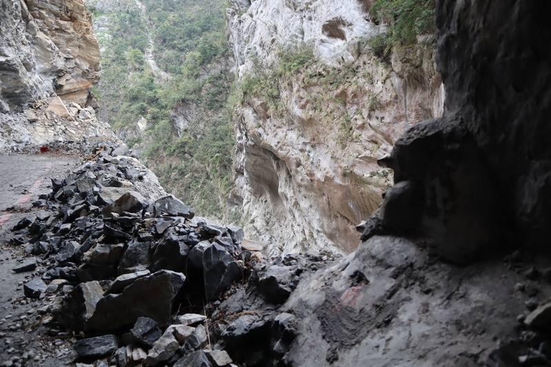 燕子口是太魯閣峽谷最精華地段，山壁陡峭的大理岩、片麻岩中可見壺穴、湧泉等景觀，地震後，崩落的碎石堆置步道兩旁和步道盡頭的大面積石堆，特殊景觀讓人觸目驚心