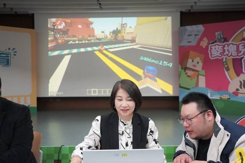 屏東縣政府為提高民眾道路安全意識，2日在舉辦「麥塊兒童道安教育」記者會，縣長周春米（左）實際體驗。（屏東縣政府提供）