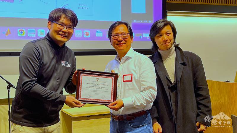 哈佛大學臺灣學生會會長李典璋(左)、副會長陳曦(右)感謝講者:蔡孟勳