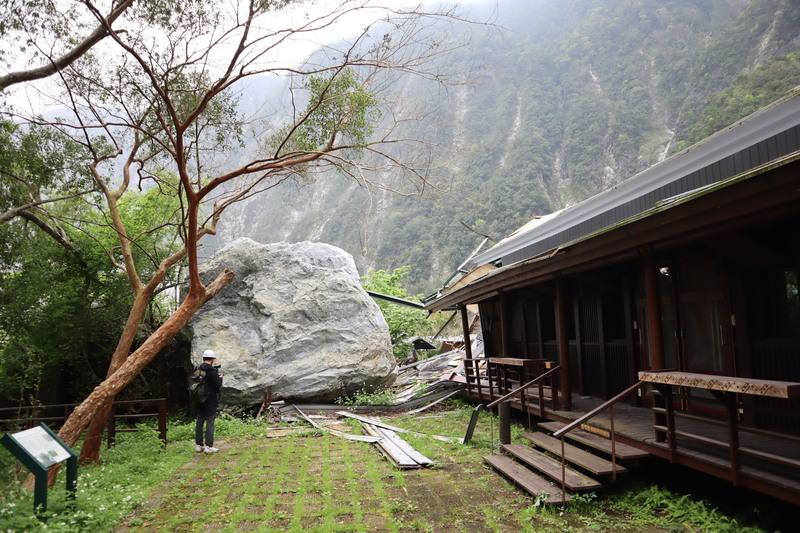 在太魯閣國家公園布洛灣上台地的山月村，是園區內熱門的住宿地點，員工回憶，地震當下彷彿電影場景，一顆顆比小木屋還大的落石散落在園區，沒有砸到任何一間遊客居住的小木屋