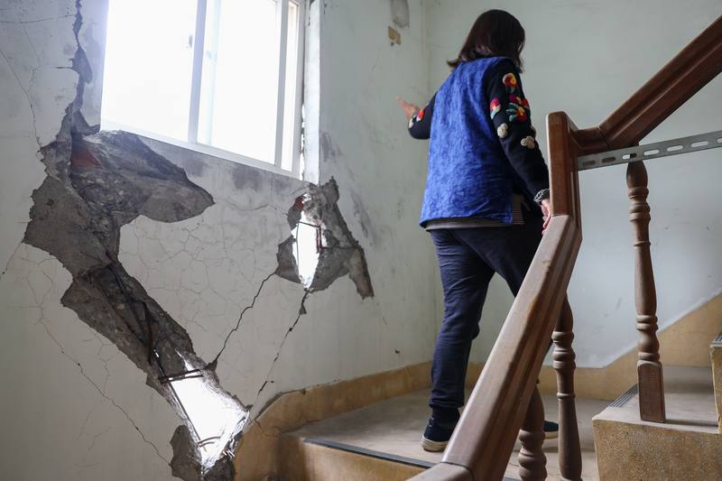 位於七腳川溪旁的「蓮花大樓」有17樓，屋齡29年，128戶近400人居住，在0403地震中受損嚴重，部分牆面已穿透