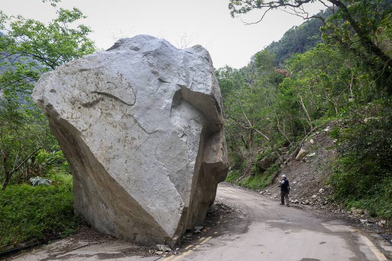 花蓮太魯閣0403強震後，原本計畫布洛灣遊憩區為首波開放區域，但後續接連幾次颱風豪雨，布洛灣聯外道路新增更多邊坡裂縫、大量土石崩落，可見一顆巨石擋在路中