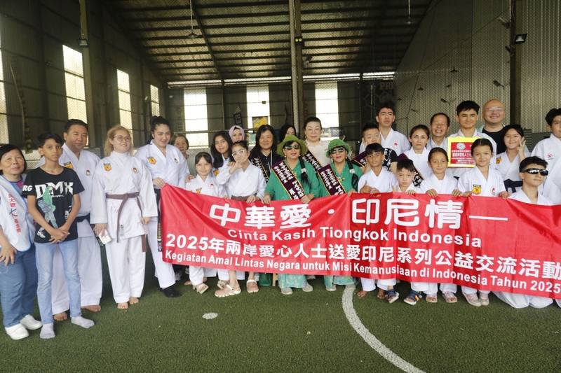 周大觀文教基金會遠赴印尼送愛心，1日與北京青愛教育基金會一同到茂物訪視難民空手道館，並贈送周大觀遺作「我還有一隻腳」的印尼文版本書籍給道館，為難民加油打氣。（周大觀文教基金會）
