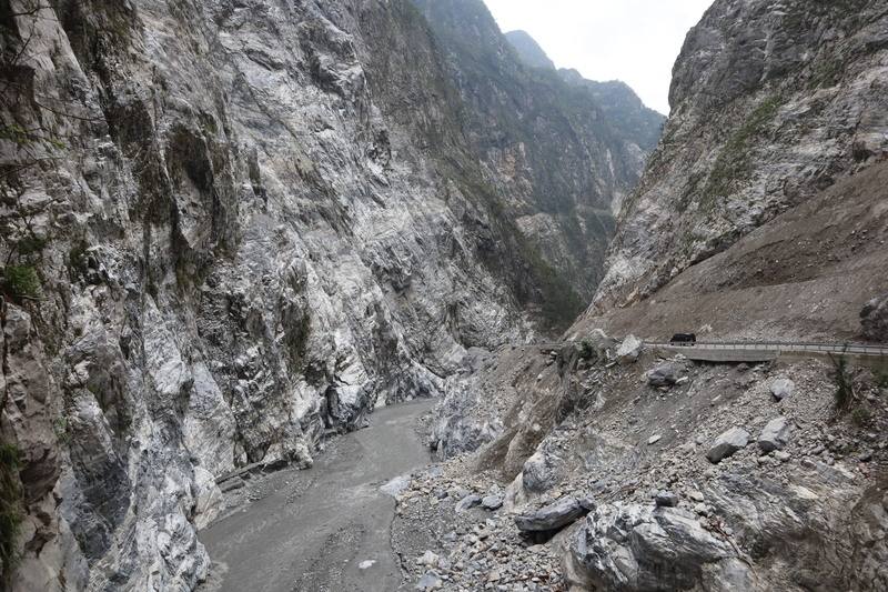 太魯閣每年約400萬名觀光客到訪，過去10年間有8年蟬聯花蓮縣各景點觀光人數冠軍。地震後，太魯閣沿線道路與景點面目全非，觀光人數急遽下滑