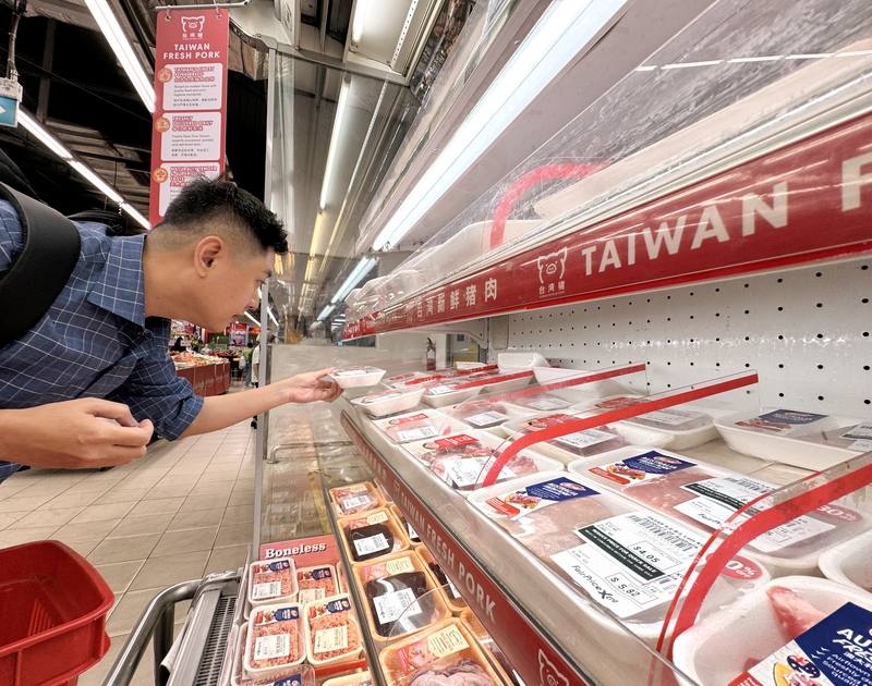 台灣生鮮豬肉睽違15年重返新加坡市場，新加坡部分超市開始販售，台灣豬肉具備售價低、腥味少等優勢，吸引消費者興趣
