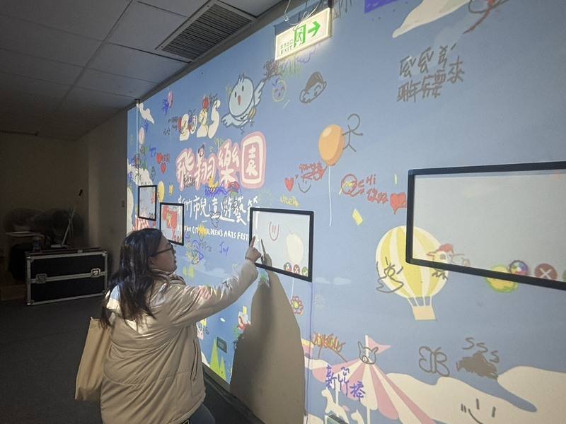 2025新竹市兒童遊藝節「飛翔樂園」於3日至6日在新竹公園登場，竹市府指出，共安排有16場大舞台演出、36場表演藝術及說故事、5種藝術體驗、2種科技互動，盼激發讓孩子想像力，也可在繪畫創作時，展現心中的世界