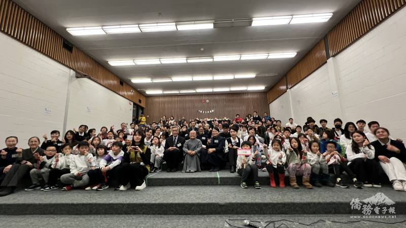 駐多倫多辦事處處長梁毅鵬於3月30日參加慈濟多倫多人文學校舉辦「2024-2025學年靜思語說故事暨演講比賽」活動後大合影