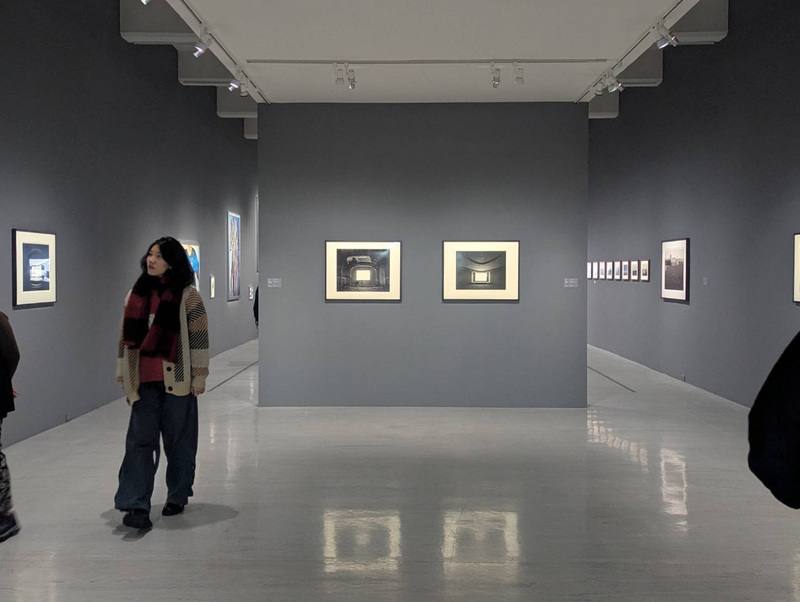 台北市立美術館推出「時代劇場：當代影像的複數演繹」特展，以日本藝術家杉本博司「劇場」與「廢墟劇場」系列作品為開端，1日舉行開幕記者會